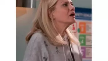 Sudadera con capucha Leanne 2025 Kristen Johnston Skull || Kristen Johnston Skull Hoodie usada por Carol (Kristen Johnston) en Leanne (S01)