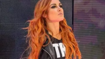Chaqueta de cuero WWE Becky Lynch en Bianca Belair marca a Becky Lynch con una trenza: En este día en 2022