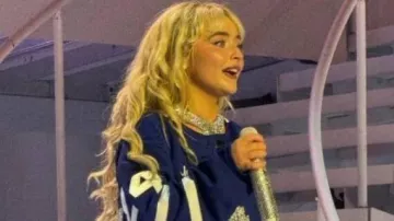 Camiseta azul de los Toronto Maple Leafs usada por Sabrina Carpenter en Sabrina Carpenter - Espresso (En vivo en The Short n' Sweet Tour) [Versión de Toronto Maple Leafs]