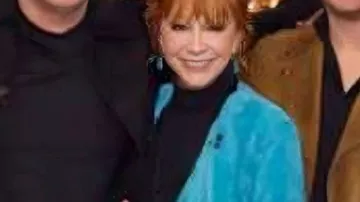 Abrigo de flecos de gamuza azul de The Voice usado por (Reba McEntire) como se ve en The Voice (T28)