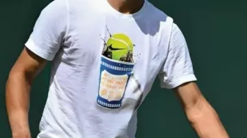 Camiseta blanca usada por Carlos Alcaraz en el Campeonato de Wimbledon 2025