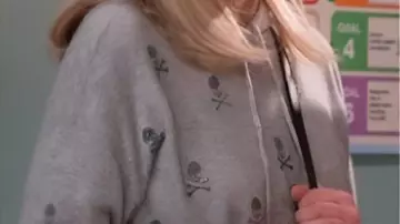 Sudadera con capucha Skull usada por Carol (Kristen Johnston) en la serie de televisión Leanne 2025