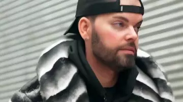 Este abrigo de piel a rayas usado por (Tim Malcolm) en 90 Day: Hunt For Love (S01E14)