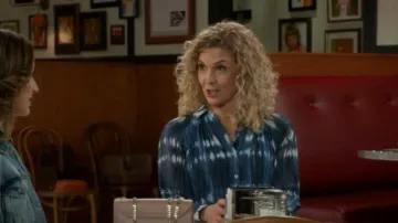 Chemise boutonnée à imprimé Shibori Bella Dahl portée par Jan Morgan (Jerri Tubbs) comme on le voit dans Beyond the Gates (S01E105)