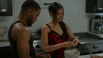 Diane von Furstenberg Camisole en satin imprimé garni de dentelle Circé porté par Dani Dupree (Karla Cheatham Mosley) comme on le voit dans Beyond the Gates (S01E105)