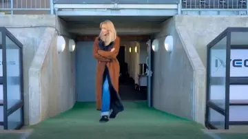 Manteau Nour Hammour Joni porté par Olivia Attwood comme on le voit dans Olivia Attwood : Le prix de la perfection (S02E05)