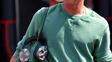 Pull Loopback Sunspel en Vert Thym porté par Sonny Hayes (Brad Pitt) en F1