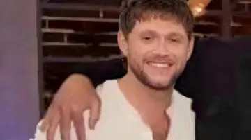 Camisa gris de cuello redondo de The Voice usada por (Niall Horan) como se ve en The Voice (T28)