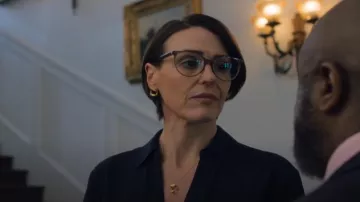 Boucles d’oreilles en or Alighieri portées par Abigail Dalton (Suranne Jones) comme on le voit dans Hostage (S01E02)