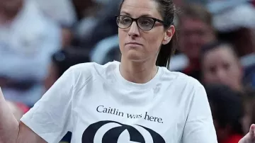 Le t-shirt de Caitlin Was Here de Stephanie White dans la signature Caitlin Clark de Nike est tombé ! Une plongée dans les inspirations qui se cachent derrière et des critiques.