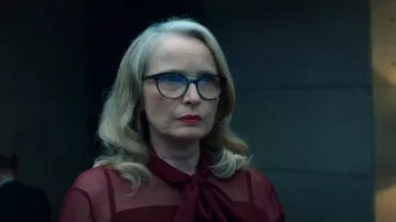 Sergio Hudson Blouse en soie bordeaux à col noué portée par Vivienne Toussaint (Julie Delpy) vue dans Otage (S01E02)