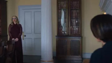 Pantalon large Sergio bordeaux porté par Vivienne Toussaint (Julie Delpy) comme on le voit dans Otage (S01E02)