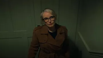 Trench-coat en daim marron porté par Vivienne Toussaint (Julie Delpy) comme on le voit dans Otage (S01E02)