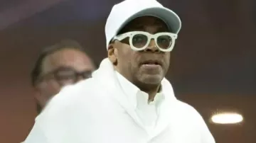 Championnats de tennis de l’US Open Cardigan blanc porté par Spike Lee dans la vidéo YouTube Lorenzo Musetti contre Giovanni Mpetshi Perricard Faits saillants | Omnium des États-Unis 2025 - 1er tour