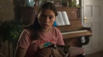 Urban Outfitters Pink Heaven Sent T-Shirt graphique porté par Sylvie Anderson (Isobel Akuwudike) tel qu’on le voit dans Hostage (S01E05)