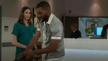 Camisa de campamento de satén con estampado geométrico de Topman usada por Andre Richardson (Sean Freeman) como se ve en Beyond the Gates (S01E109)