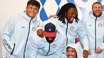 Sweat à capuche bleu Team USA Tech porté par Taylor Swift dans l’équipe de basket-ball des États-Unis donnant une aura aux Avengers