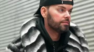 90 Day Hunt For Love 2025 Sudadera con capucha negra de Celine usada por Aliexpress (Tim Malcolm) en 90 Day: Hunt For Love (S01E14)