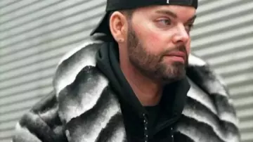 Abrigo de piel a rayas 90 Day Hunt For Love 2025 utilizado por Tim Malcolm como se ve en 90 Day: Hunt for Love