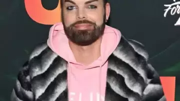 Abrigo de piel a rayas Tim Malcolm de 90 días Hunt For Love 2025