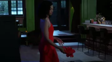Sondra Roberts Rose Satin Box Clutch portée par Kat Richardson (Colby Muhammad) comme on le voit dans Beyond the Gates (S01E111)
