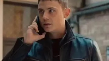 Chaqueta de cuero negra Dennis Mojen 2024 de Sixty Minutes usada por Paul Lehmann (Dennis Mojen) como se ve en Sixty Minutes