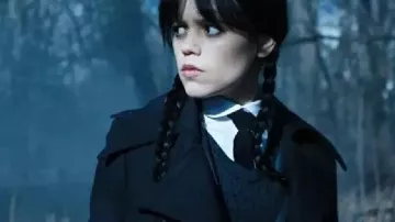 Jenna Ortega Wednesday Abrigo negro usado por Wednesday Addams / Goody Addams (Jenna Ortega) como se ve en Wednesday (S01E01)