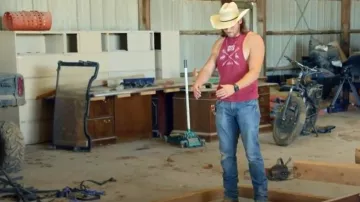 Jeans Wrangler Retro usados por Jesse Mcbee como se ve en The McBee Dynasty: Real American Cowboys (S02E09)