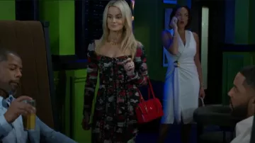 Vestido midi con cordones de malla fruncida floral Noir de Victorias Secret usado por Vanessa McBride (Lauren Buglioli) como se ve en Beyond the Gates (S01E113)