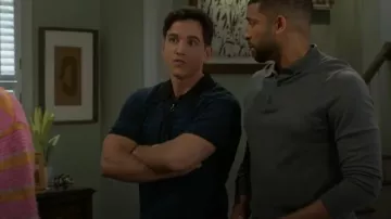 Polo Phix Navy Jacquard Circular Knitted Zip usado por Bradley 'Smitty' Smith (Mike Manning) como se ve en Beyond the Gates (S01E115)