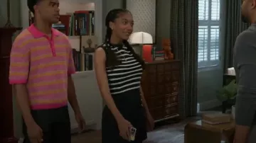 Jupe en twill Florence de French Connection portée par Samantha Richardson (Najah Jackson) comme on le voit dans Beyond the Gates (S01E115)