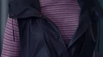 Chaleco negro de atún Asli As the Crow Flies usado por Aslı (Miray Daner) como se ve en As the Crow Flies