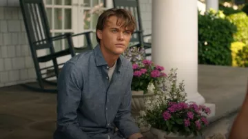J Crew Bowery Chemise habillée infroissable avec col italien portée par Conrad Fisher (Christopher Briney) comme on le voit dans L’été où je suis devenu joli (S03E08)