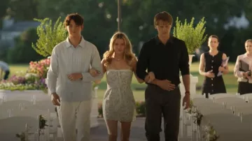 Pour l’amour et les citrons Mini robe florale en dentelle Claire portée par Taylor Jewel (Rain Spencer) comme on le voit dans L’été où je suis devenue jolie (S03E08)