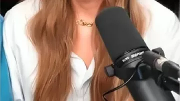 Camisa blanca usada por Taylor Swift en New Heights Podcast