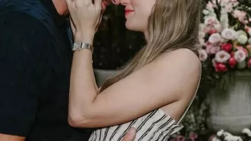 Vestido de compromiso de Taylor Swift de Taylor Swift en Taylor Swift y Travis Kelce ¡COMPROMETIDO!