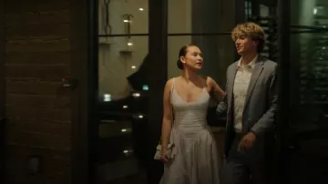 Coach Tabby 20 porté par Isabel 'Belly' Conklin (Lola Tung) comme on le voit dans L’été où je suis devenue jolie (S03E08)