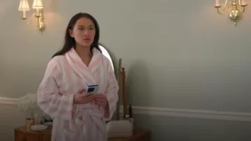 Bata corta y acogedora de Victoria's Secret usada por Isabel 'Belly' Conklin (Lola Tung) como se ve en El verano que me volví bonita (S03E08)