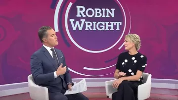 Suéter de mezcla de algodón de manga corta con intarsia de diente de león Akris usado por Robin Wright como se ve en Today el 26 de agosto de 2025