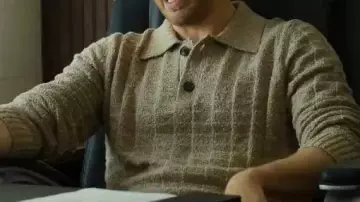 Polo usado por el reverendo Drew Devlin (Chris Evans) en Honey Don't! 2025