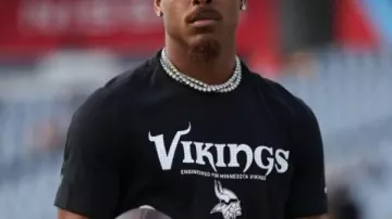 Camiseta negra de los vikingos de pretemporada 2025 de Justin Jefferson