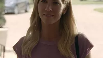 Top morado de Brittany Snow usado por Sophie O'Neill (Brittany Snow) en The Hunting Wives (S01) || The Hunting Wives 2025 Top Morado Nieve de Bretaña