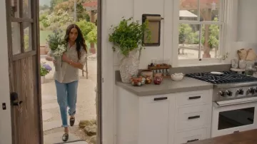 Mules Hermès Oz portées par Meghan Markle comme on le voit dans With Love, Meghan (S01E01)
