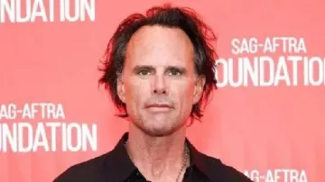 Cette chemise noire portée par Walton Goggins dans Walton Goggins Career Retrospective | Conversations à la Fondation SAG-AFTRA