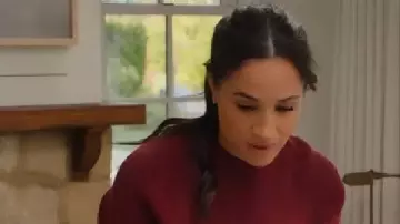 Ce pull bordeaux porté par Self (Meghan Markle) dans With Love, Meghan (S02E07)