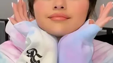 Le sweat à capuche Tie-Dye Rare Beauty porté par Selena Gomez dans Rare Eau de Parfum est ICI. #rarebeauty #shorts #perfume #fragrance #selenagomez