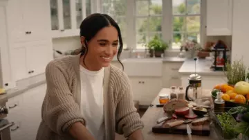 Cardigan La Ligne Blackberry porté par Meghan Markle comme on le voit dans With Love, Meghan (S01E06)