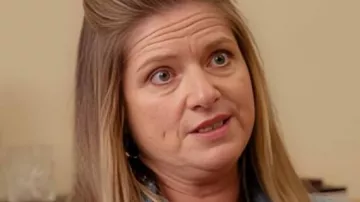 Blazer a cuadros azul Fisk usado por Zara (Julia Zemiro) como se ve en Fisk (S03E01)