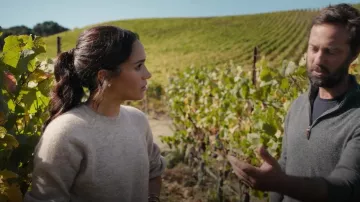 Suéter de Sezane Louisa usado por Meghan Markle como se ve en Con amor, Meghan (S02E08)