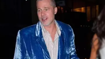 Brad Pitt 2025 Blazer en velours bleu porté par Brad Pitt en blazer en velours cobalt Brad Pitt éblouit lors d’une soirée en amoureux avec Ines de Ramon